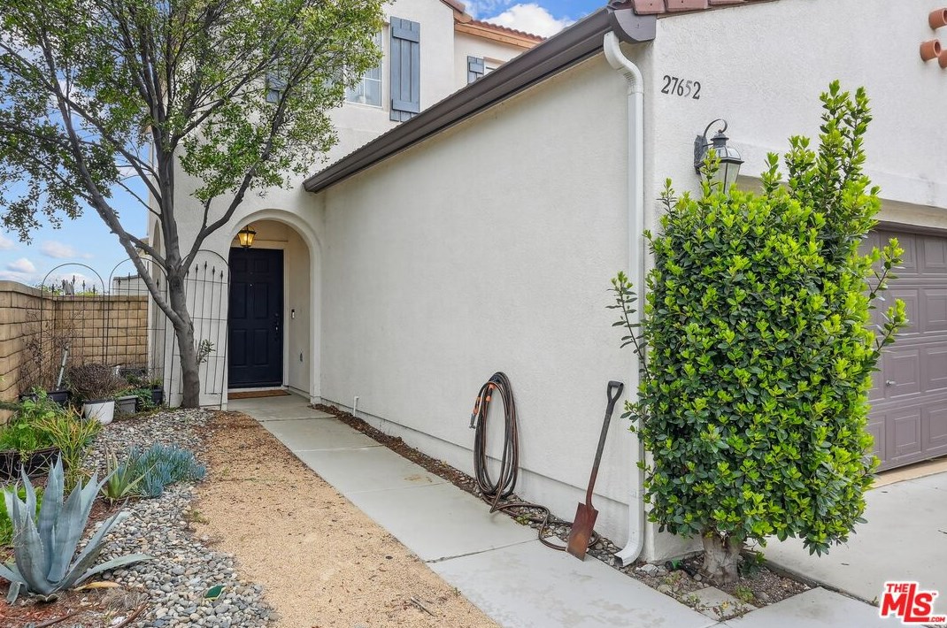 27652 Redwood Way, Santa Clarita, CA 91384-4119