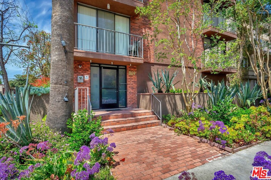 869 Wooster St, Los Angeles CA  90035-1779 exterior