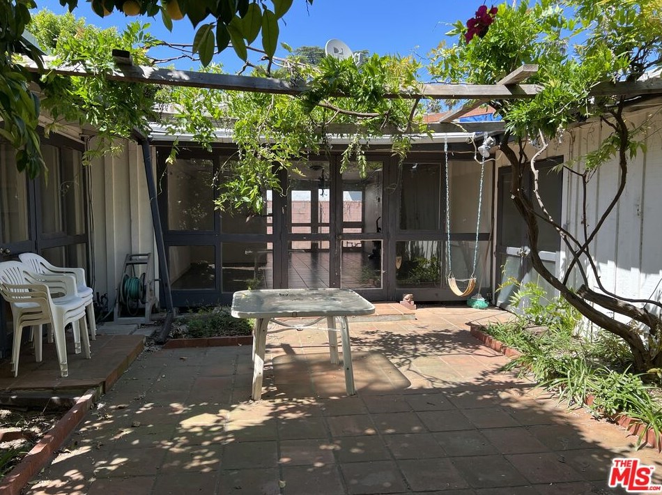 6909 De Celis Pl, Van Nuys, CA 91406