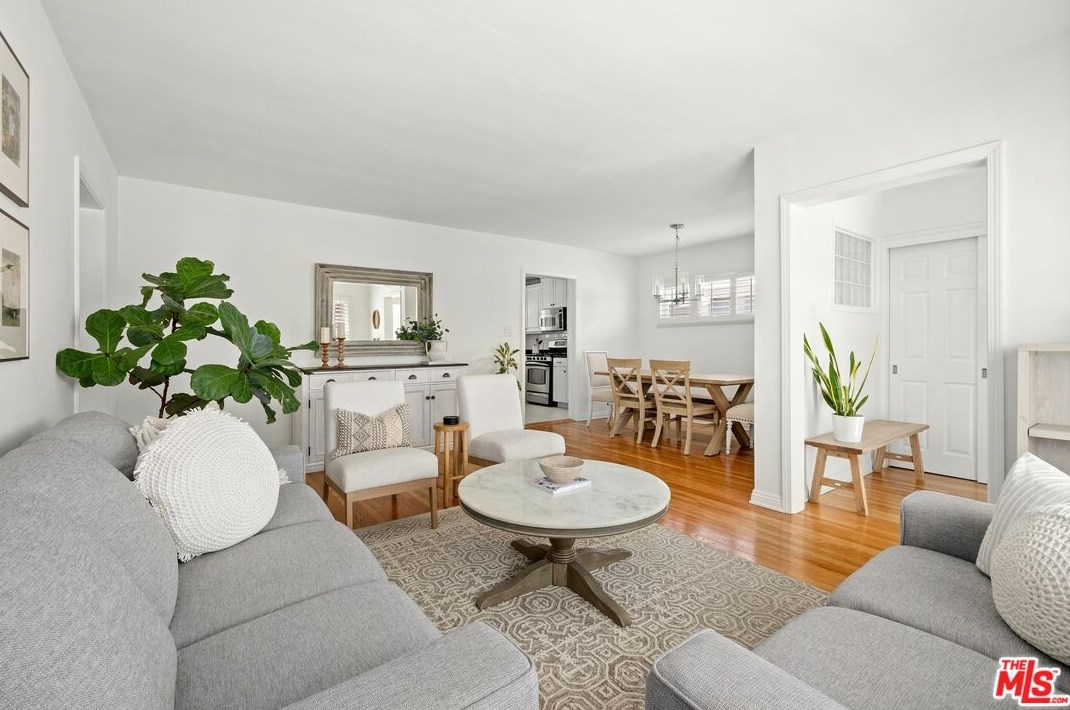 8108 Holy Cross Pl, Los Angeles, CA 90045-2629