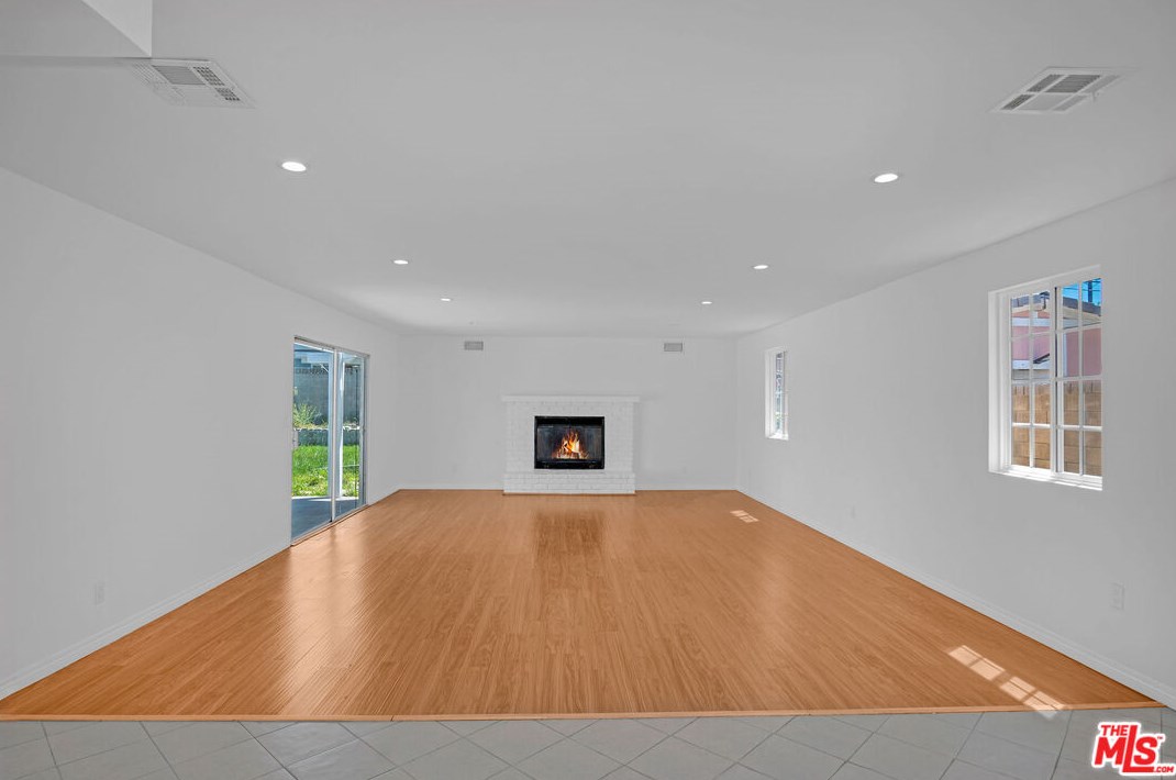27810 Larkmain Dr, Santa Clarita, CA 91350-1935
