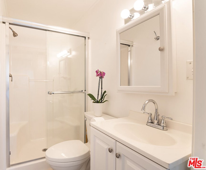 11840 Stanwood Dr, Los Angeles CA  90066-1122 exterior