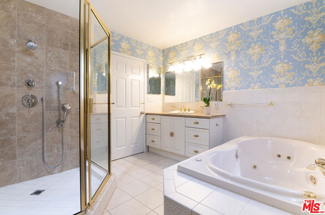 11840 Stanwood Dr, Los Angeles CA  90066-1122 exterior