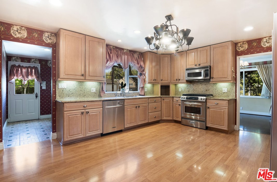 11840 Stanwood Dr, Los Angeles CA  90066-1122 exterior