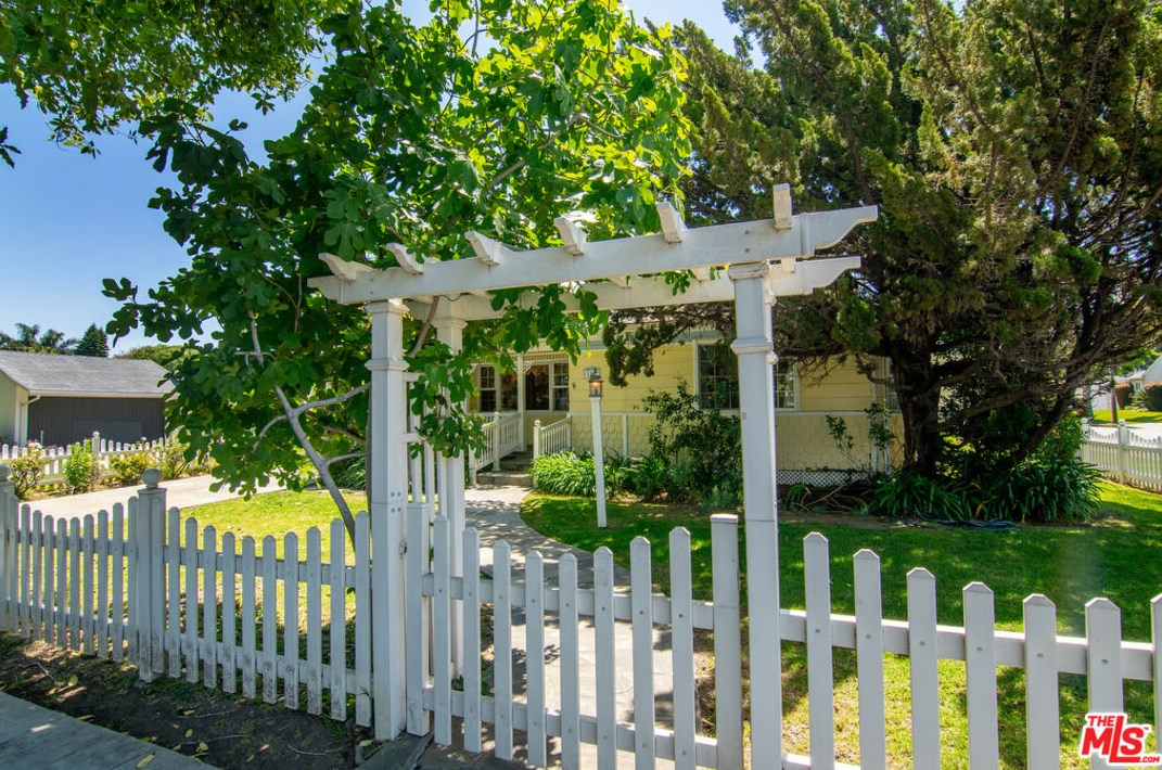 11840 Stanwood Dr, Los Angeles CA  90066-1122 exterior
