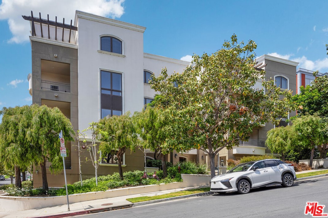 2355 Fox Hills Dr, Los Angeles, CA 90064-2688