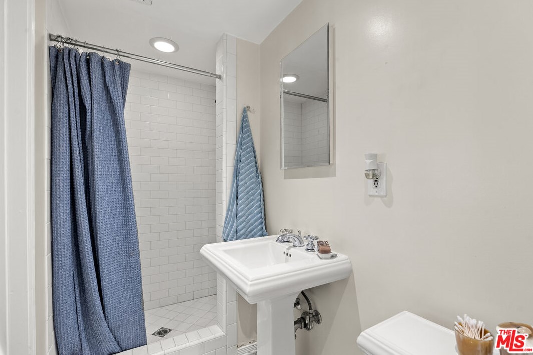 7613 Willow Glen Rd, Los Angeles CA  90046-1655 exterior