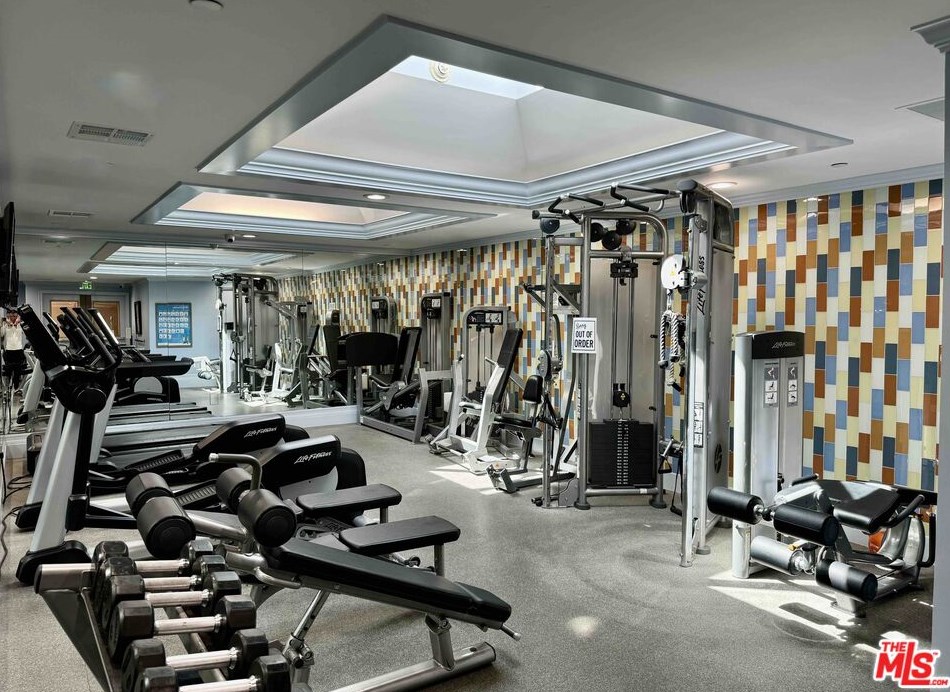 10520 Wilshire Blvd, Los Angeles CA  90024-7608 exterior