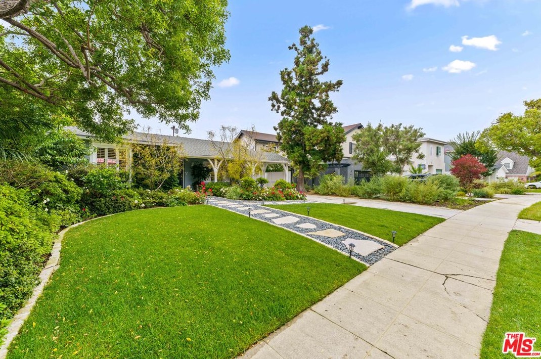 10320 Rossbury Pl, Los Angeles, CA 90064-4526