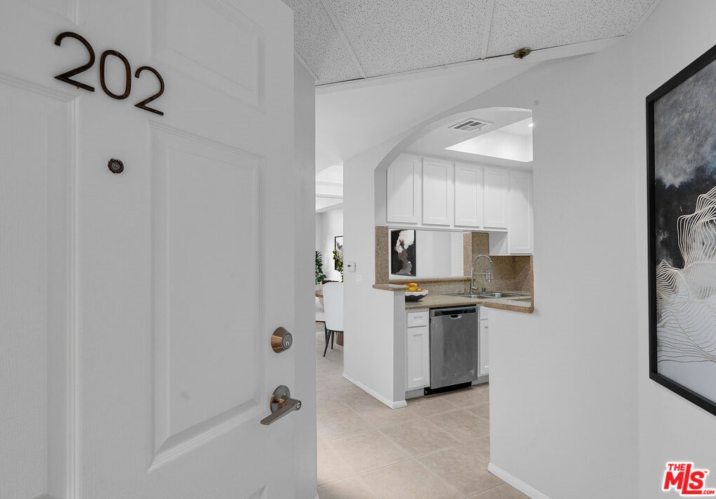 7236 Amigo Ave #202, Los Angeles, CA 91335