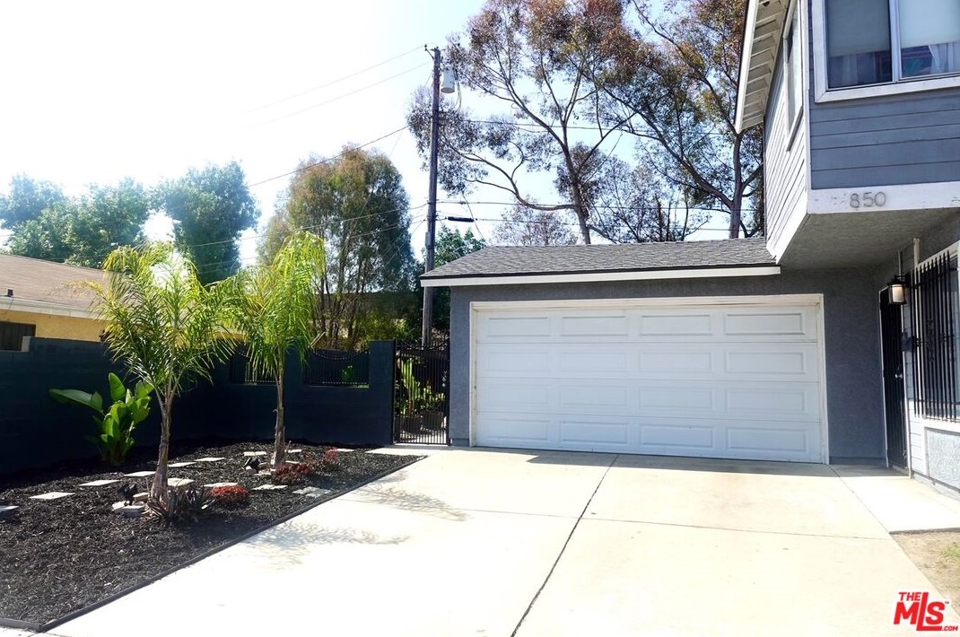 850 116th Pl, Los Angeles, CA 90059-2353