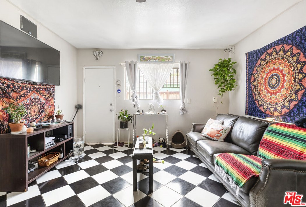 961 Edgeware Rd, Los Angeles CA  90026-5635 exterior