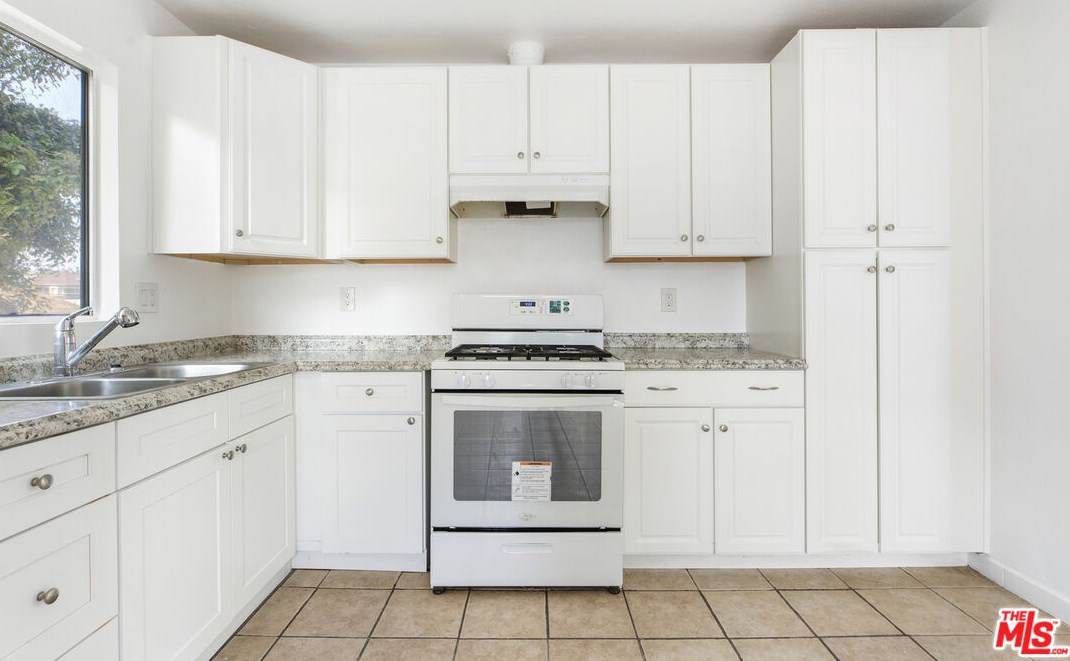 961 Edgeware Rd, Los Angeles CA  90026-5635 exterior