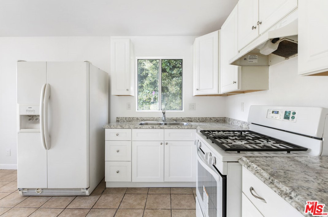 961 Edgeware Rd, Los Angeles CA  90026-5635 exterior