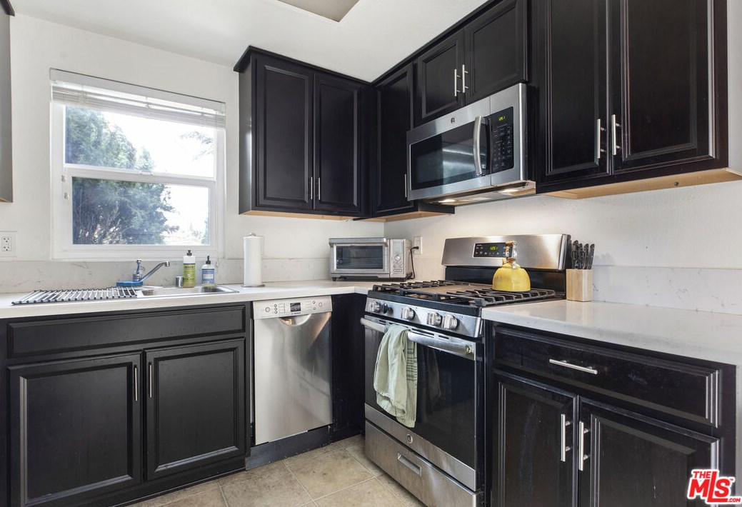 961 Edgeware Rd, Los Angeles CA  90026-5635 exterior