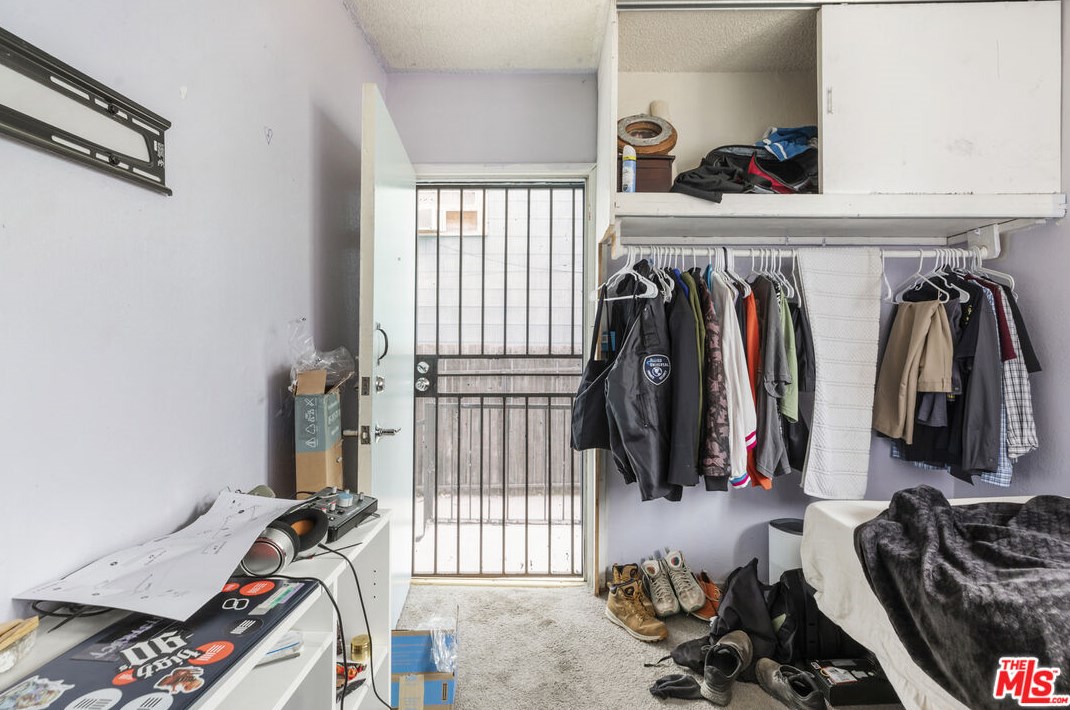 961 Edgeware Rd, Los Angeles CA  90026-5635 exterior