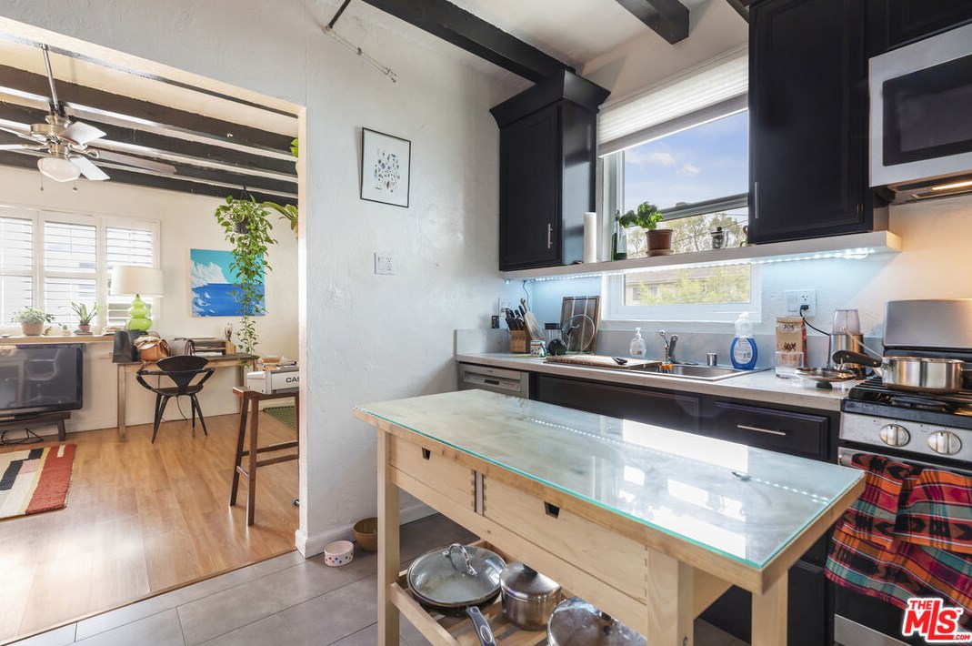 961 Edgeware Rd, Los Angeles CA  90026-5635 exterior