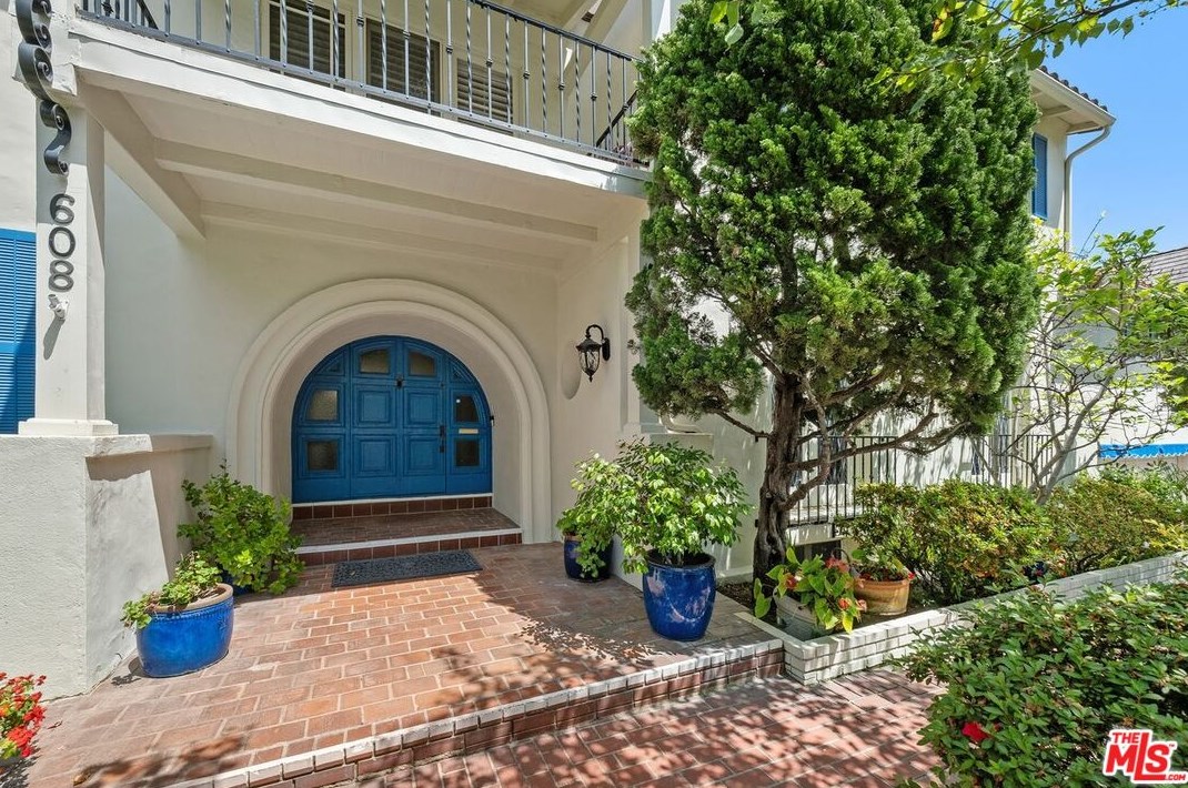 608 Hillcrest Rd, Beverly Hills, CA 90210-3515