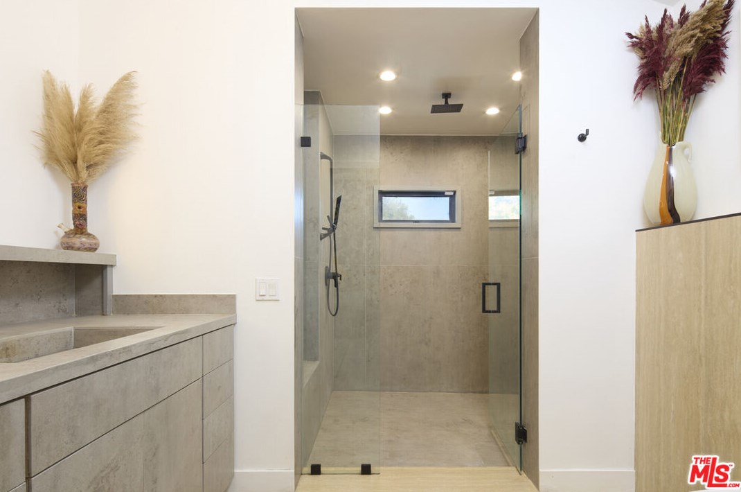 8902 Gibson St, Los Angeles CA  90034-2422 exterior