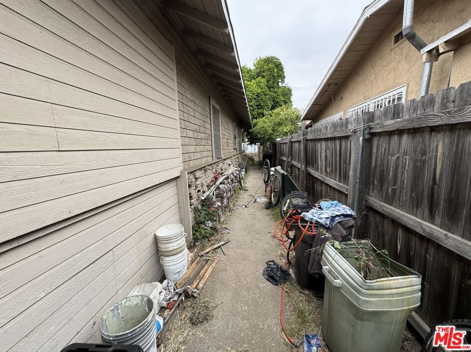 835 33rd St, Los Angeles CA  90011-2415 exterior