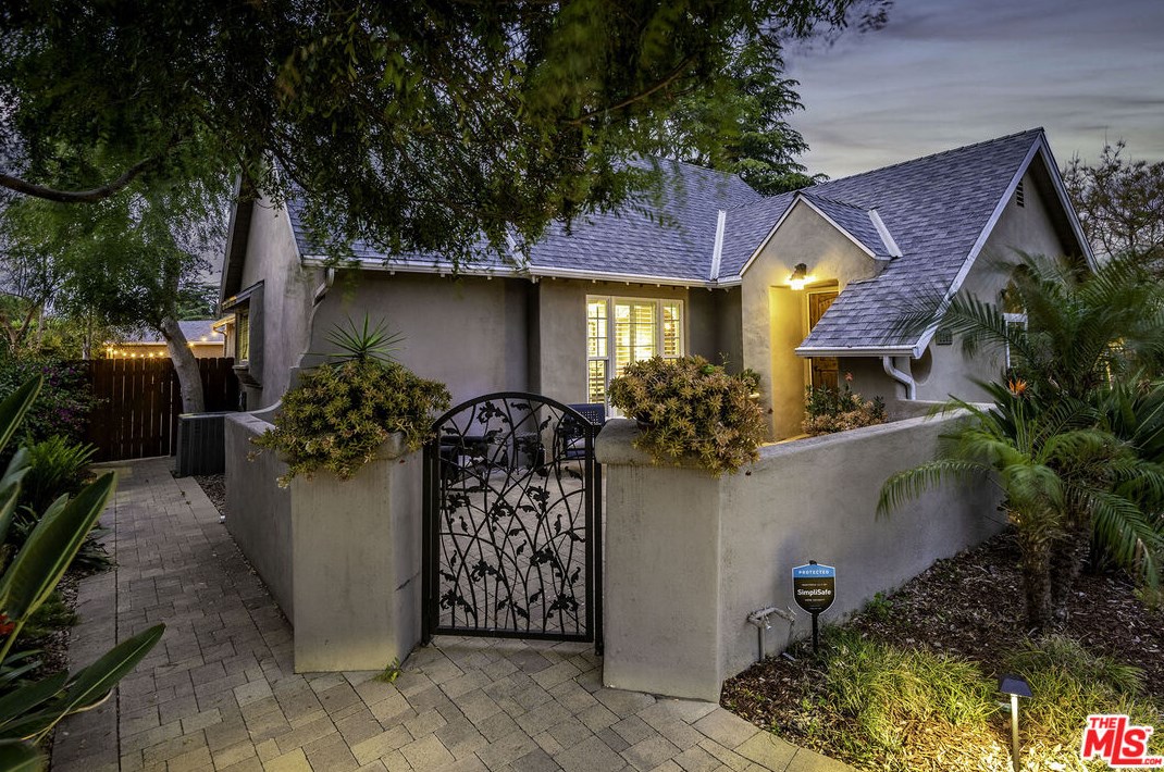 2201 W Clark Ave, Burbank, CA 91506