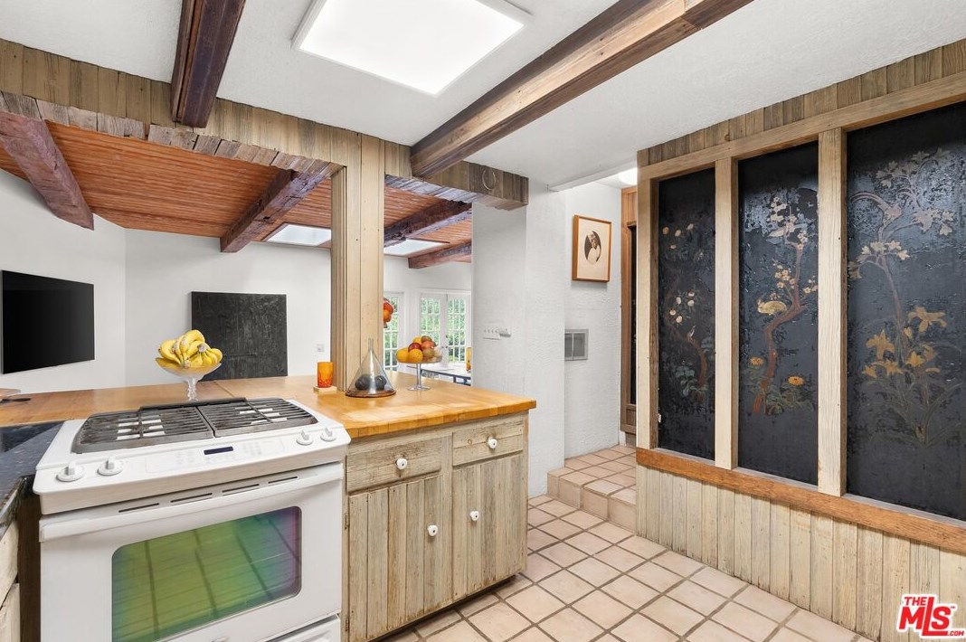 8868 Lookout Mountain Ave, Los Angeles CA  90046-1820 exterior