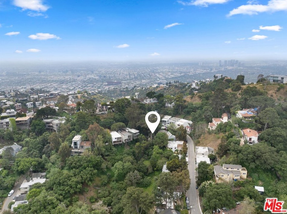 8868 Lookout Mountain Ave, Los Angeles CA  90046-1820 exterior