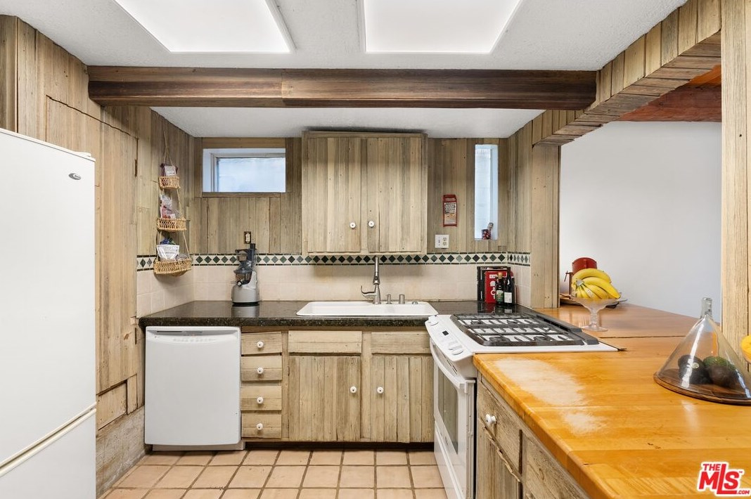 8868 Lookout Mountain Ave, Los Angeles CA  90046-1820 exterior