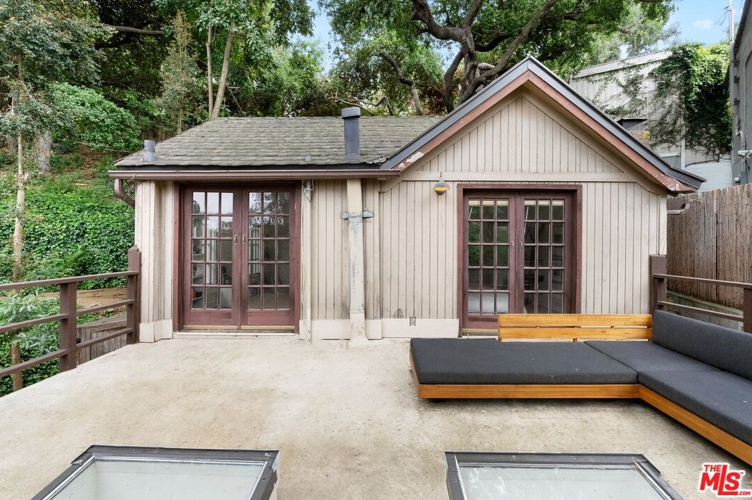 8868 Lookout Mountain Ave, Los Angeles CA  90046-1820 exterior