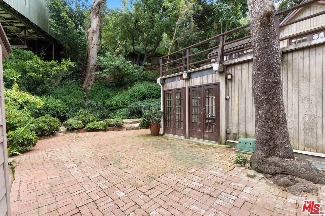 8868 Lookout Mountain Ave, Los Angeles CA  90046-1820 exterior