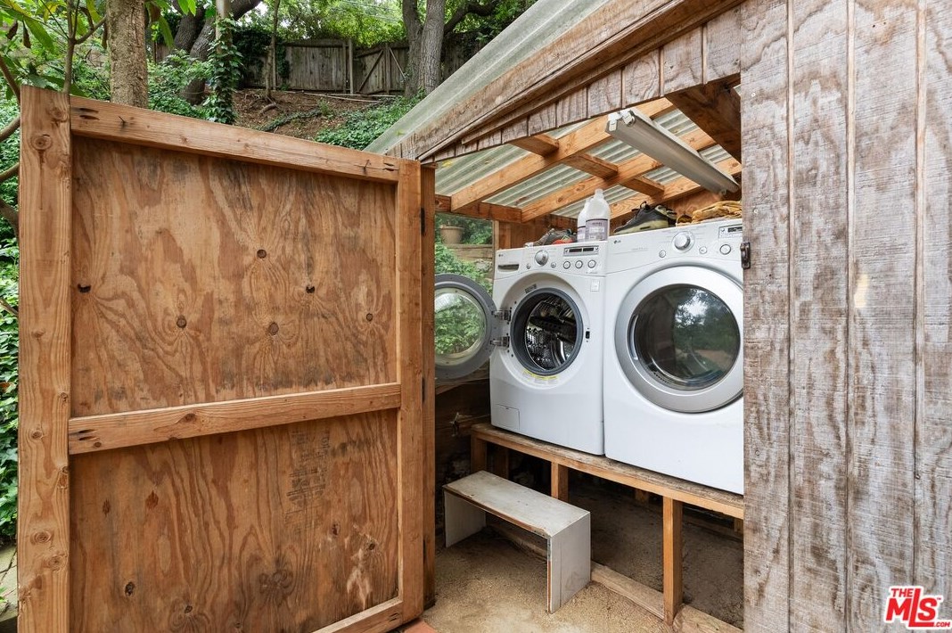 8868 Lookout Mountain Ave, Los Angeles CA  90046-1820 exterior