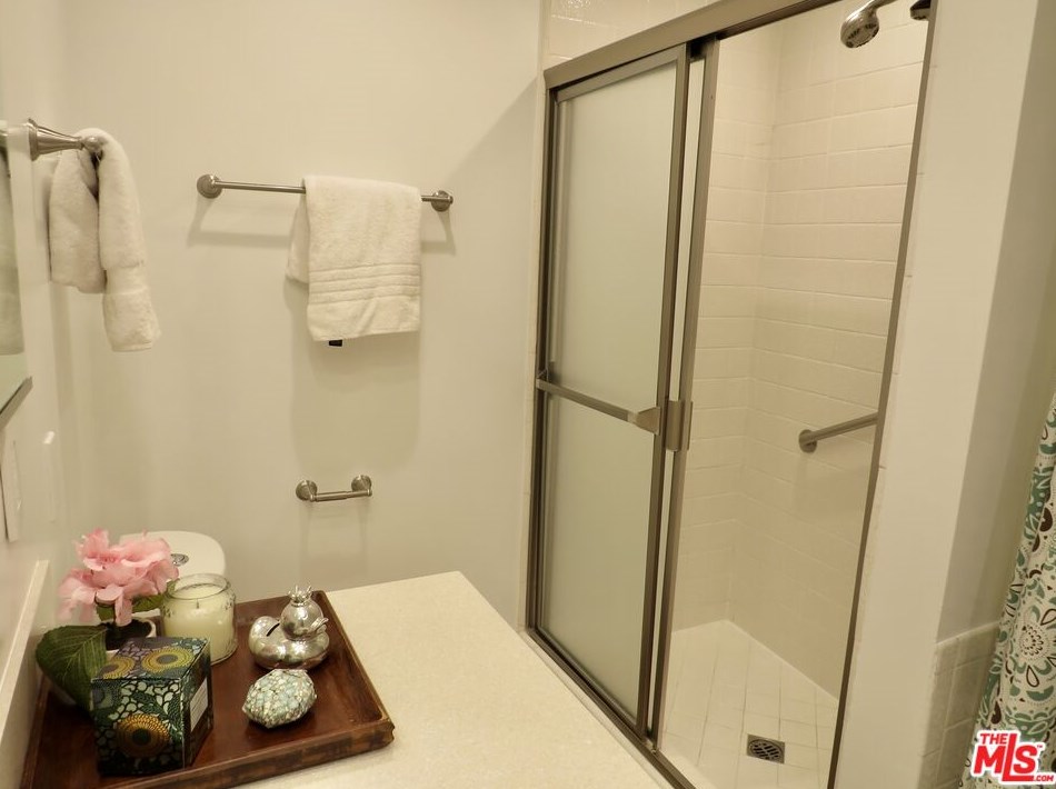 2320 Bentley Ave, Los Angeles CA  90064-3101 exterior