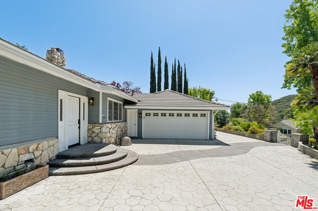 3709 Beechglen Dr, Glendale, CA 91214-3238