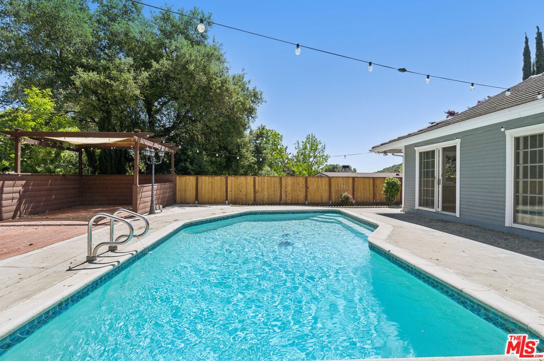 3709 Beechglen Dr, Glendale CA  91214-3238 exterior