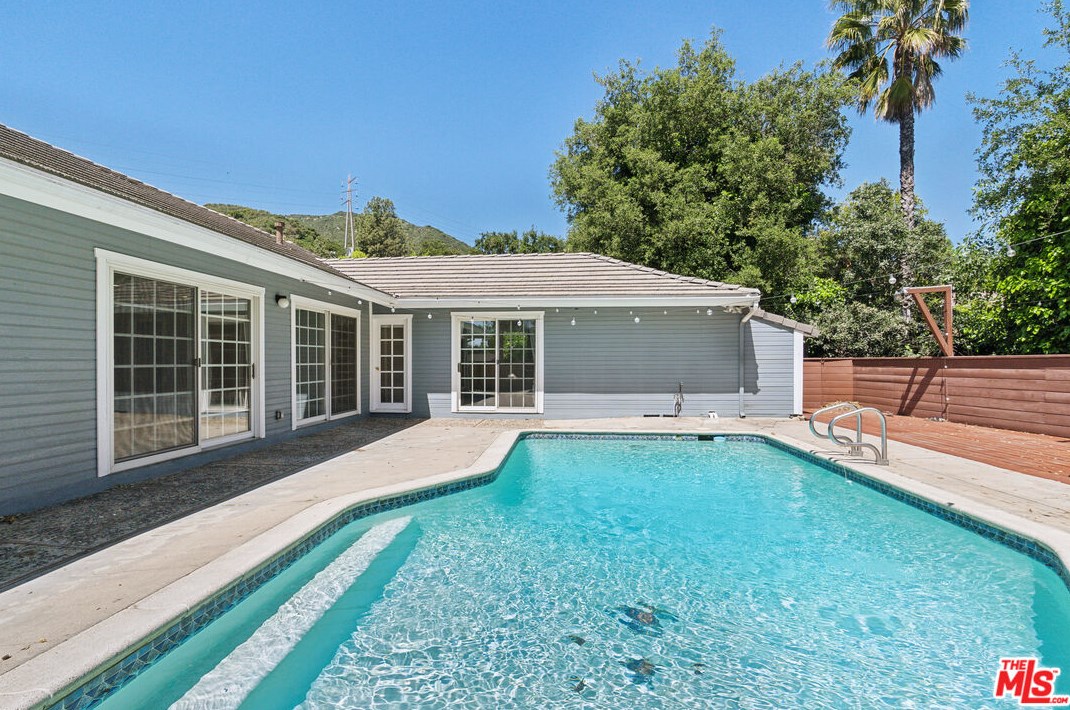 3709 Beechglen Dr, Glendale CA  91214-3238 exterior