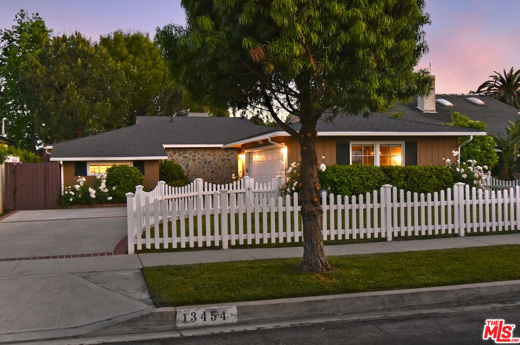 13454 Weddington St, Van Nuys, CA 91401