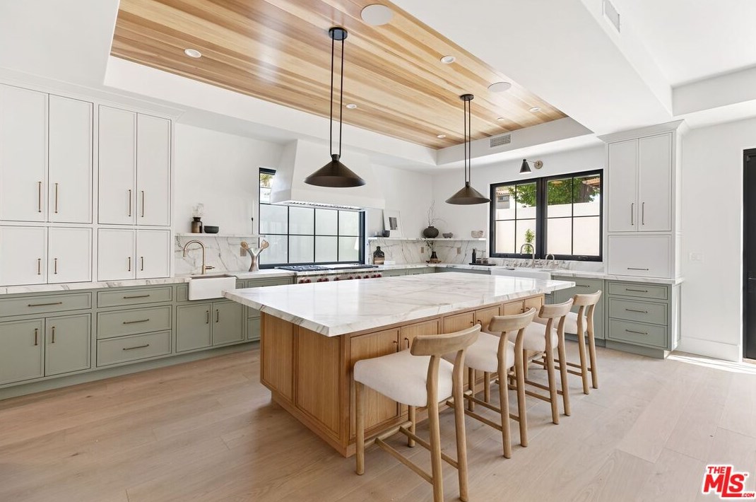 1760 11th St, Manhattan Beach CA  90266-6210 exterior