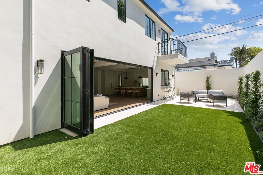 1760 11th St, Manhattan Beach CA  90266-6210 exterior