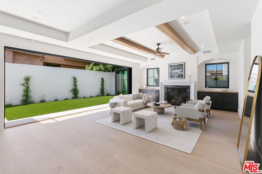 1760 11th St, Manhattan Beach CA  90266-6210 exterior