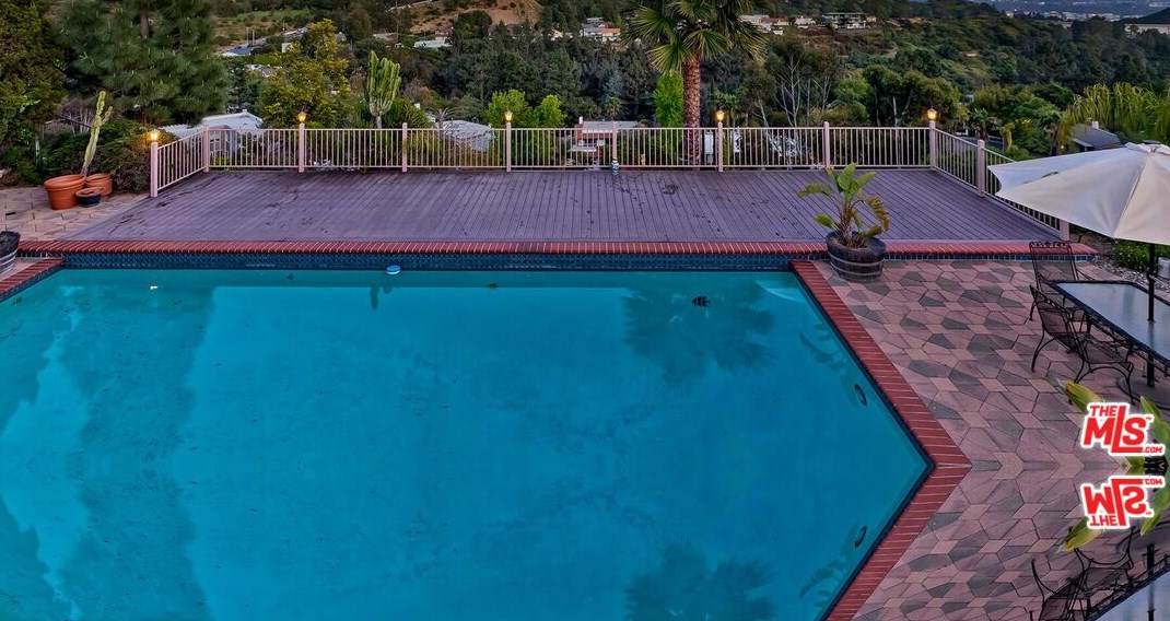 2721 Lake Hollywood Dr, Los Angeles CA  90068-1630 exterior