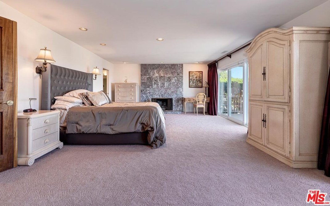 2721 Lake Hollywood Dr, Los Angeles CA  90068-1630 exterior