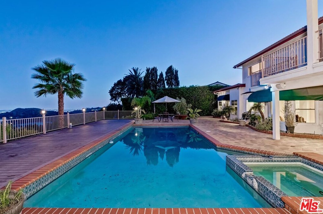 2721 Lake Hollywood Dr, Los Angeles CA  90068-1630 exterior