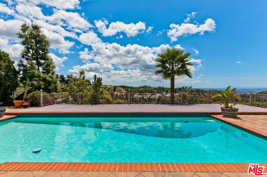 2721 Lake Hollywood Dr, Los Angeles CA  90068-1630 exterior