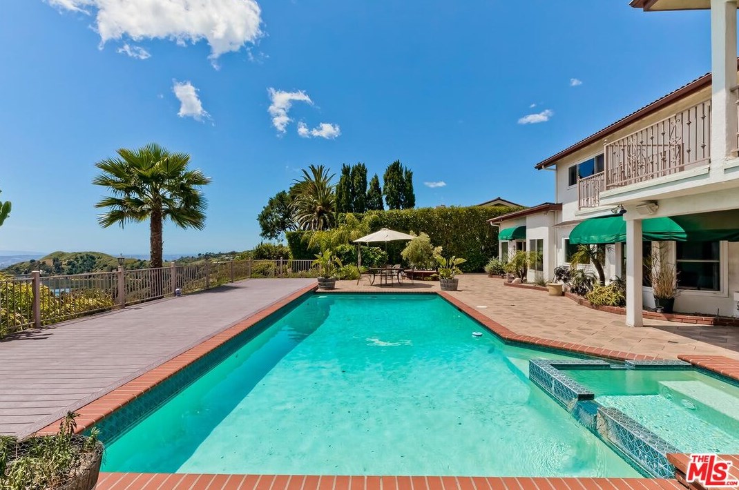 2721 Lake Hollywood Dr, Los Angeles CA  90068-1630 exterior