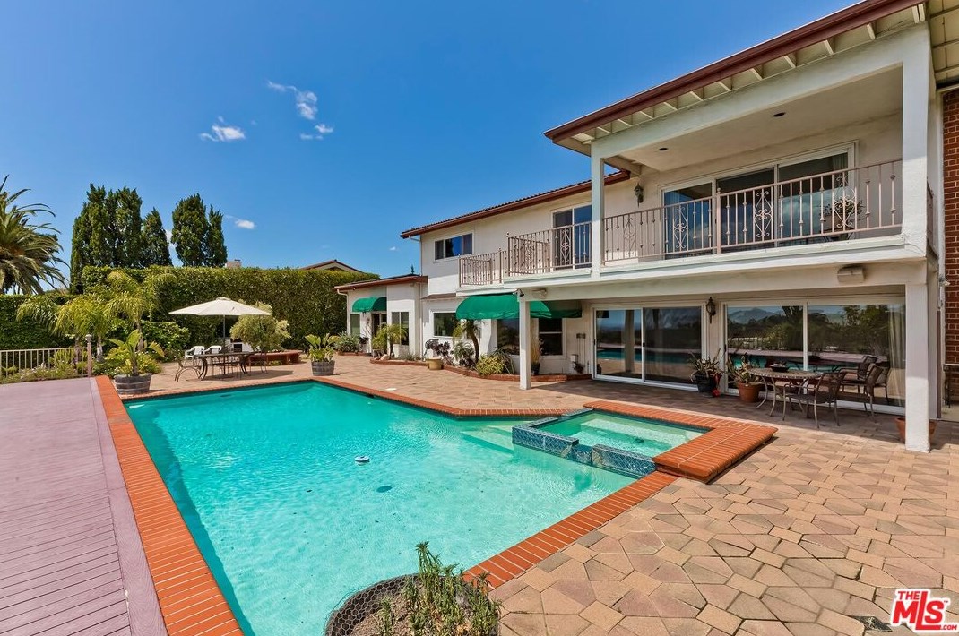 2721 Lake Hollywood Dr, Los Angeles CA  90068-1630 exterior