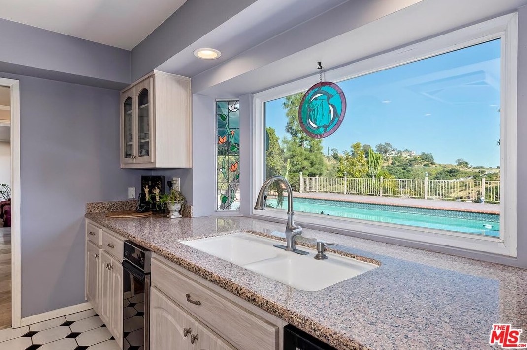 2721 Lake Hollywood Dr, Los Angeles CA  90068-1630 exterior