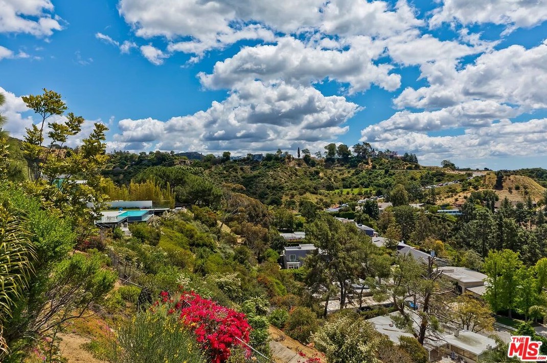 2721 Lake Hollywood Dr, Los Angeles CA  90068-1630 exterior