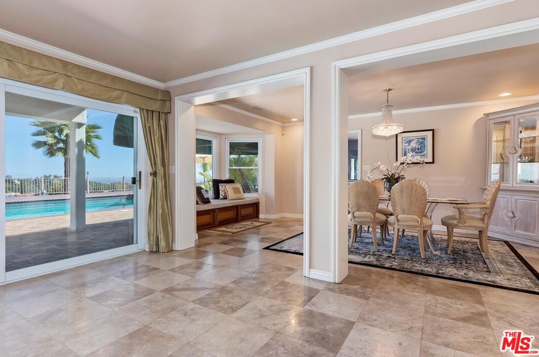 2721 Lake Hollywood Dr, Los Angeles CA  90068-1630 exterior