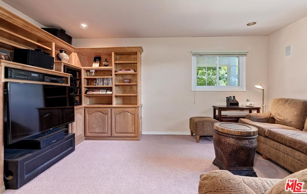 2721 Lake Hollywood Dr, Los Angeles CA  90068-1630 exterior