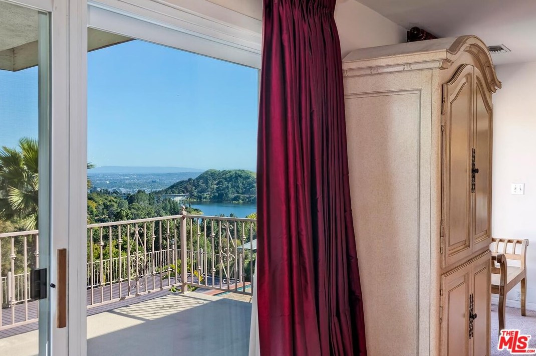 2721 Lake Hollywood Dr, Los Angeles CA  90068-1630 exterior